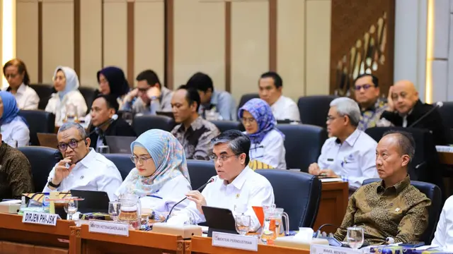 Pemerintah menyerahkan Daftar Inventarisasi Masalah (DIM) Rancangan Undang-Undang (RUU) tentang Pelindungan Ketenagakerjaan kepada Komisi IX DPR RI. (Dok Kemnaker)