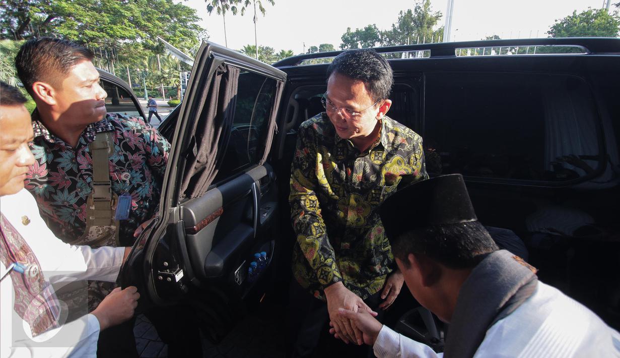 Gubernur DKI Basuki Tjahaja Purnama atau Ahok setibanya di Balai Kota Jakarta, Kamis (20/4). Hari pertama setelah pemungutan suara Pilkada DKI, Ahok tetap ke Balai Kota untuk mendengarkan aduan warga. (Liputan6.com/Faizal Fanani)