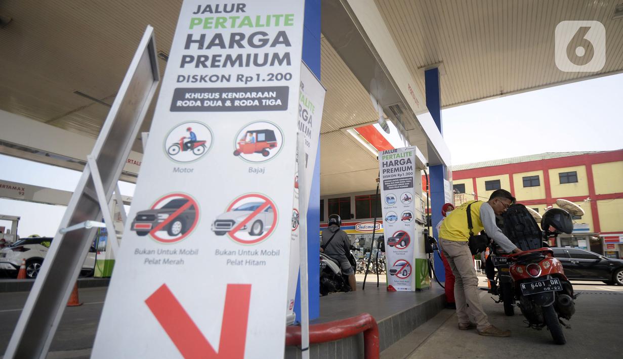Petugas SPBU mengisi bahan bakar jenis pertalite kepada pengguna sepeda motor di Pamulang, Tangerang Seatan, Banten, Senin (21/9/2020). Pertamina memberi diskon harga BBM jenis pertalite di Tangerang Selatan dan Bali, dari Rp 7.650 menjadi Rp 6.450 per liter. (merdeka.com/Dwi Narwoko)