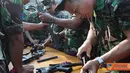 Citizen6, Surabaya: Prajurit Kobangdikal tengah mengadakan pembinaan dan Latihan bongkar pasang senjata, yang digelar di Lapangan RE. Martadinata, Kesatrian bumimoro, Surabaya, Kamis (12/7).( Pengirim: Penkobangdikal).