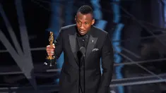 Aktor Mahershala Ali memberikan pidato kemenangannya di atas podium Academy Awards ke-89, Los Angeles, Minggu (26/2). Mahershala Ali meraih piala Oscar 2017 untuk nominasi Aktor Pendukung Terbaik di film Moonlight. (Photo by Chris Pizzello/Invision/AP)