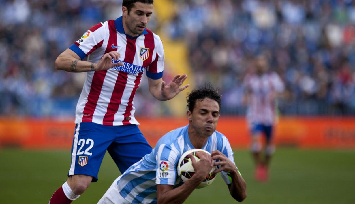 Gelandang Atletico, Ruben Garcia menjatuhkan bek Malaga, Weligton