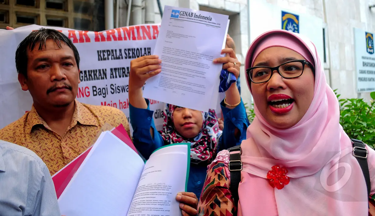 Sejumlah guru yang tergabung dalam FSGI menggelar aksi dukungan terhadap Kepala Sekolah SMA 3 Retno Listyarti terkait laporan orangtua murid SMAN 3 Jakarta di Polda Metro Jaya, Jakarta, Selasa (10/3/2015). (Liputan6.com/Yoppy Renato)