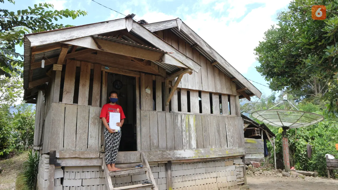 Nolin (15 th) di rumahnya di Desa Tongoa, Kabupaten Sigi