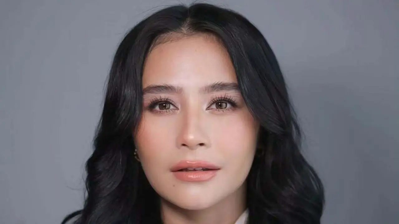 Lembut dan Elegan, Prilly Latuconsina Tampil Memesona dengan Riasan Soft Peach Look Karya Rhay David
