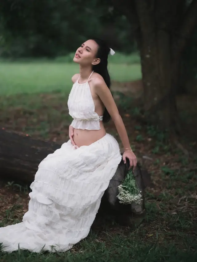 Shenina Cinnamon hamil Anak Pertama pakai setelan putih. [@angga]