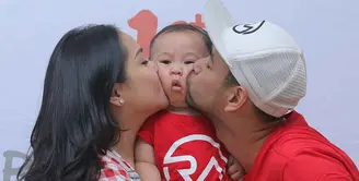 Buah hati pertama pasangan Raffi Ahmad dan Nagita Slavina genap berusia satu tahun. Beberapa kali pasangan Raffi dan Gigi merayakan ulang tahun anak pertamanya. (Andy Masela/Bintang.com)