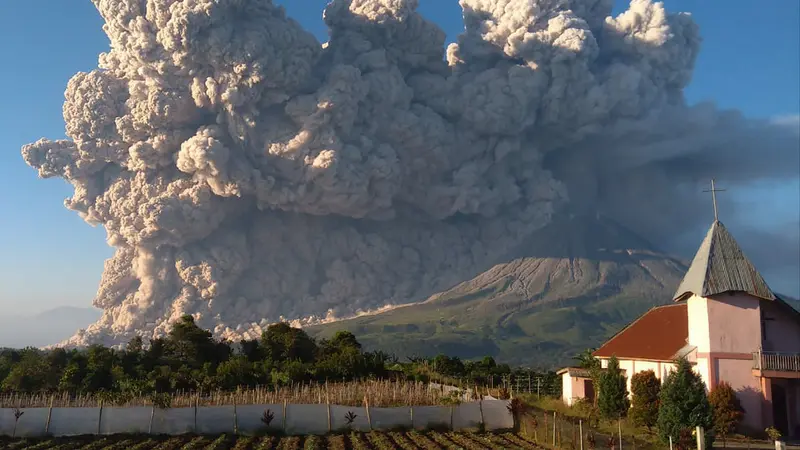 Erupsi Gunung Sinabung Jadi Tontonan Warga