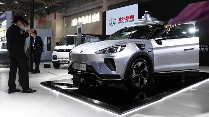 Sebuah kendaraan otonomos dipamerkan dalam Konferensi Kendaraan Teknologi Cerdas Dunia 2020 di Beijing, China, 12 November 2020. Konferensi yang berlangsung selama tiga hari tersebut dibuka pada Rabu (11/11). (Xinhua/Ren Chao)