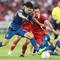 Pemain Timnas Thailand, Suphanan Bureerat (depan) berebut bola dengan pemain Indonesia, Egy Maulana Vikri dalam laga matchday ketiga Grup A Piala AFF 2022 di Stadion Utama Gelora Bung Karno, Senayan, Jakarta, Kamis (29/12/2022) sore WIB. (Bola.com/Bagaskara Lazuardi)