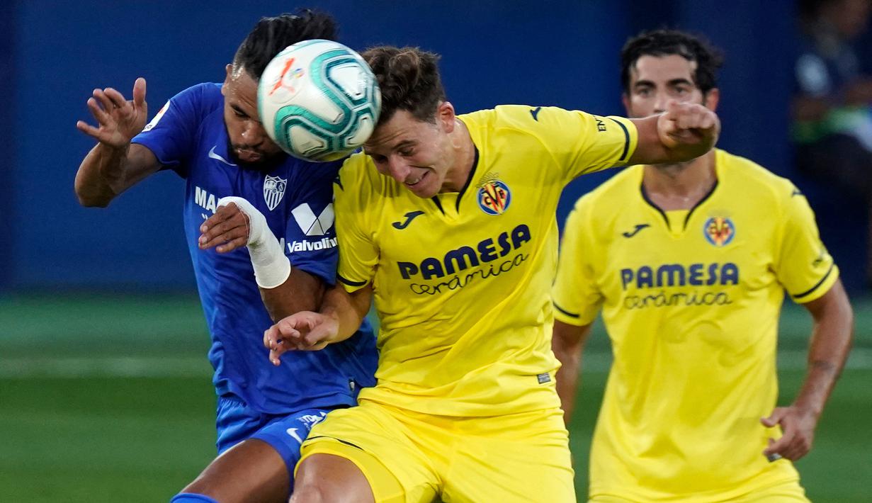 Pau Torres. Bek tengah Villarreal berusia 24 tahun ini merupakan sosok impresif di lini pertahanan dalam dua musim terakhir. Baru saja membawa Villarreal menjuarai Liga Europa musim ini. Ia juga dipanggil pelatih Luis Enrique untuk memperkuat Timnas Spanyol menuju Piala Eropa. (AFP/Jose Jordan)