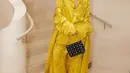 Zendaya duduk bersebelahan dengan Beyonce di front row. Beyonce mengenakan power suit berwarna emas yang glamor, dipasangkan dengan tas Louis Vuitton berpegangan rantai hitam dan emas, serta kacamata hitam yang besar. Foto: Instagram.