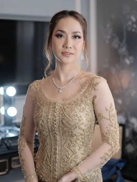 Mempermanis tampilan kebaya, sentuhan payet hadirkan kesan elegan dan glamor pada atampilan kebaya BCL. Kali ini BCL juga tampak begitu elegan dalam kebaya kasual yang bisa digunakan di segala kesempatan.  [Foto: Instagram/ Bclsinclair]