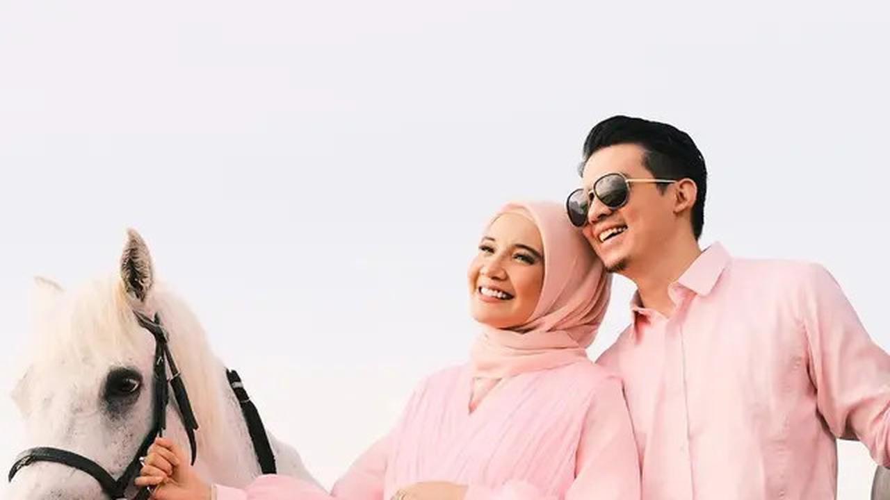 Hamil Anak Kedua, Ini 6 Potret Zaskia Sungkar dan Irwansyah Pakai Baju Couple