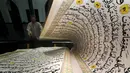 Seperti di Banyuwangi, Jawa Timur. Umat Islam punya tradisi atau membaca Al-Quran yang berukuran raksasa. (Noly Falah/AFP)