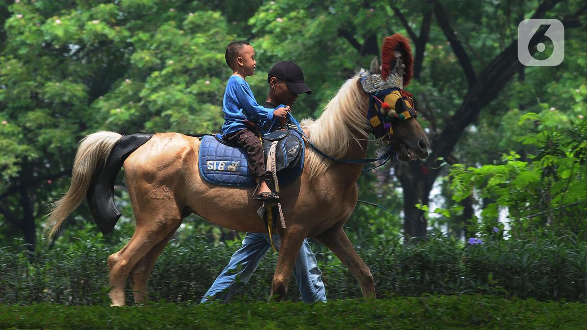 Libur Lebaran, Anak-anak Minati Jasa Sewa Kuda Tunggang di Kanal Banjir ...