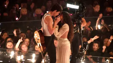Shawn Mendes dan Camila Cabello saat tampil di atas panggung MTV VMA's 2019 di New Jersey, AS (26/8/2019). Shawn Mendes dan Camila Cabello menyanyikan lagu duet mereka yang fenomenal, "Señorita". (Noam Galai/Getty Images/AFP)