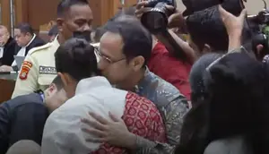 Momen Romantis Nadiem Makarim Peluk dan Cium Istri Sebelum Sidang Vonis
