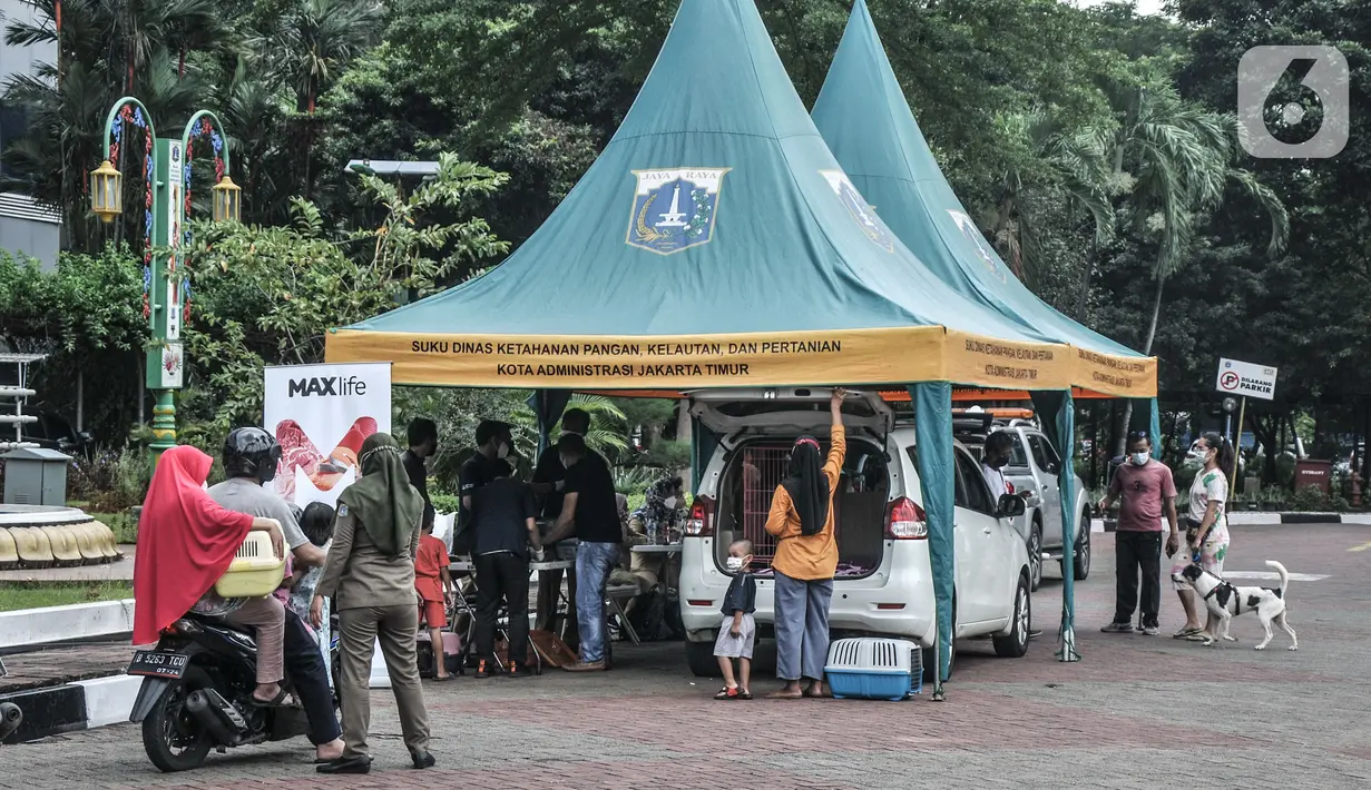 Suasana vaksinasi rabies drive thru yang digelar di halaman Kantor Wali Kota Jakarta Timur, Selasa (28/9/2021). Kegiatan vaksinasi rabies secara drive thru ini bertujuan mencegah kerumunan serta penyebaran virus Covid-19. (merdeka.com/Iqbal S Nugroho)