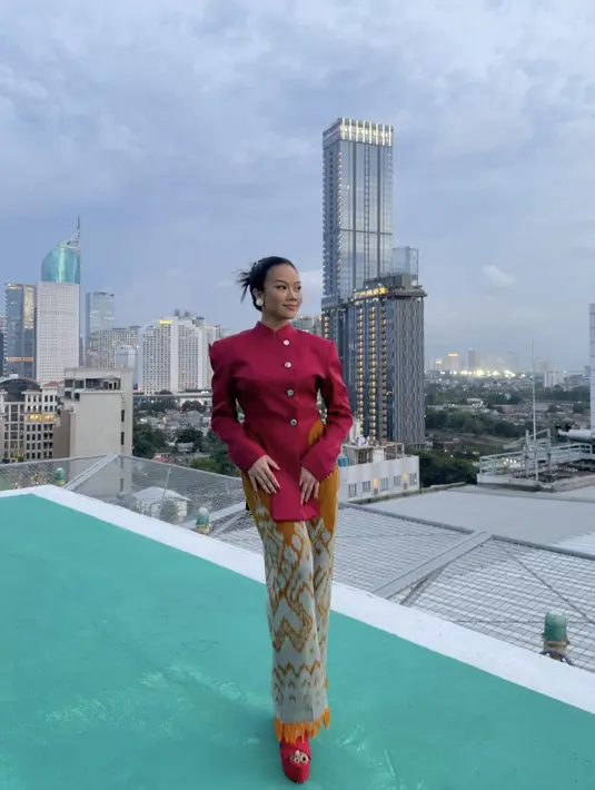 Paduan tenun juga berhasil hadirkan keindahan tampilan yang begitu memikat.  [Foto: Instagram/ Yura Yunita]