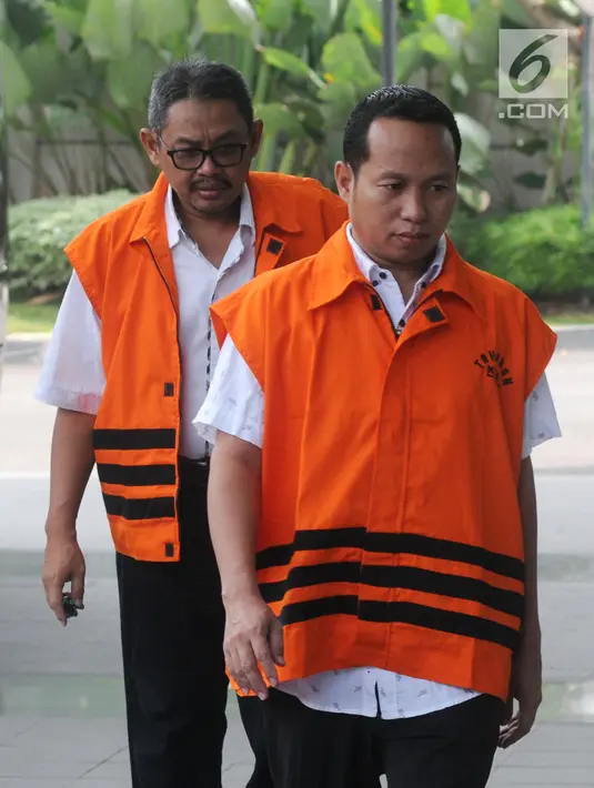 Anggota DPRD Kota Malang Sahrawi (kanan) dan HM Zainuddin (kiri) tiba di Gedung KPK, Jakarta, Jumat (22/6). KPK memanggil 11 anggota DPRD Kota malang untuk menandatangani perpanjangan penahanan. (Merdeka.com/Dwi Narwoko)