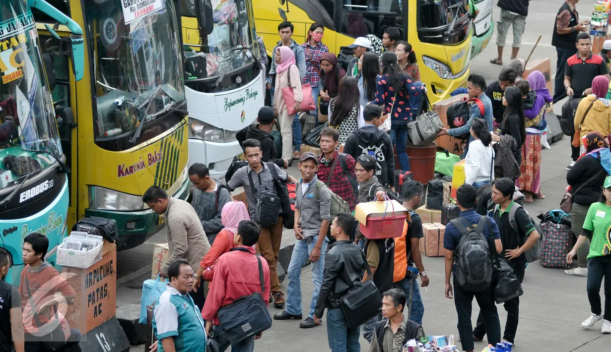 Pemudik bersiap memasuki bus di Terminal Kampung Rambutan, Jakarta, Jumat (1/7). H-5 jelang puncak arus mudik Lebaran 2016, terminal Kampung Rambutan mulai dipadati pemudik. (Liputan6.com/Yoppy Renato)