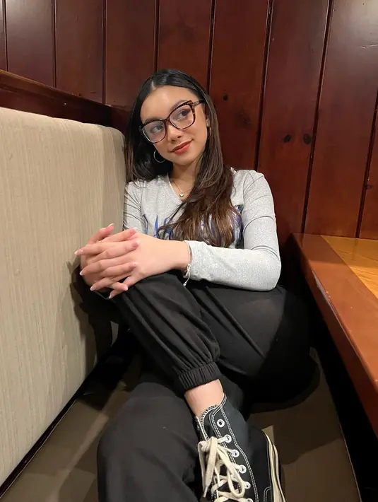 Seperti ini, Naura Ayu terlihat kece saat menggunakan kacamata saat berada di luar rumah. [instagram/naura.ayu]