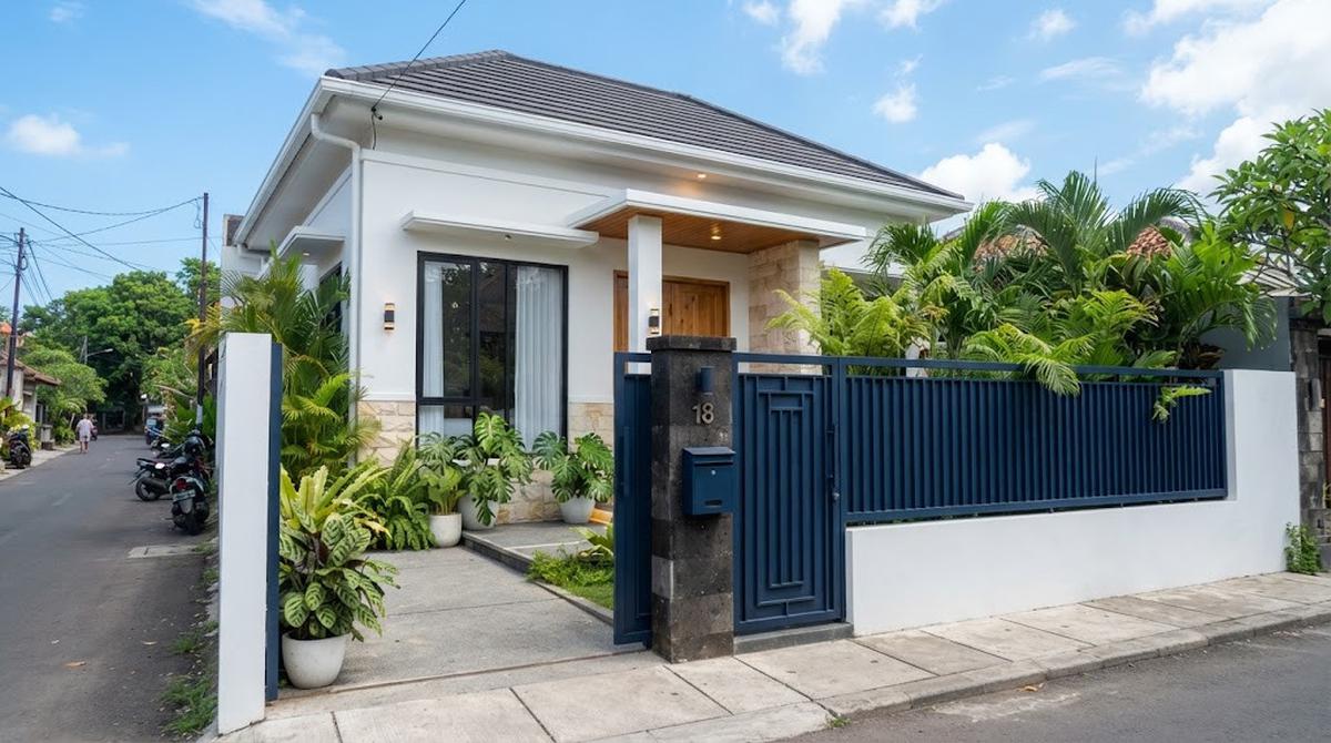 Kombinasi Warna Cat Pagar dan Dinding Rumah di Pinggir Jalan