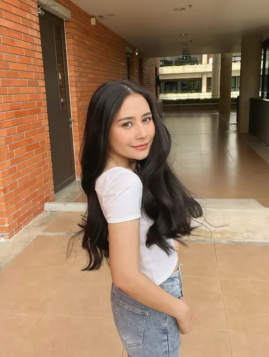 Cantiknya Prilly Latuconsina dengan rambut panjang hitam bergelombangnya. Dengan outfit kasual yang chic, Prilly menyempurnakan penampilannya secara keseluruhan dengan rambut yang ia biarkan tergerai. [Foto: Instagram/prillylatuconsina96]