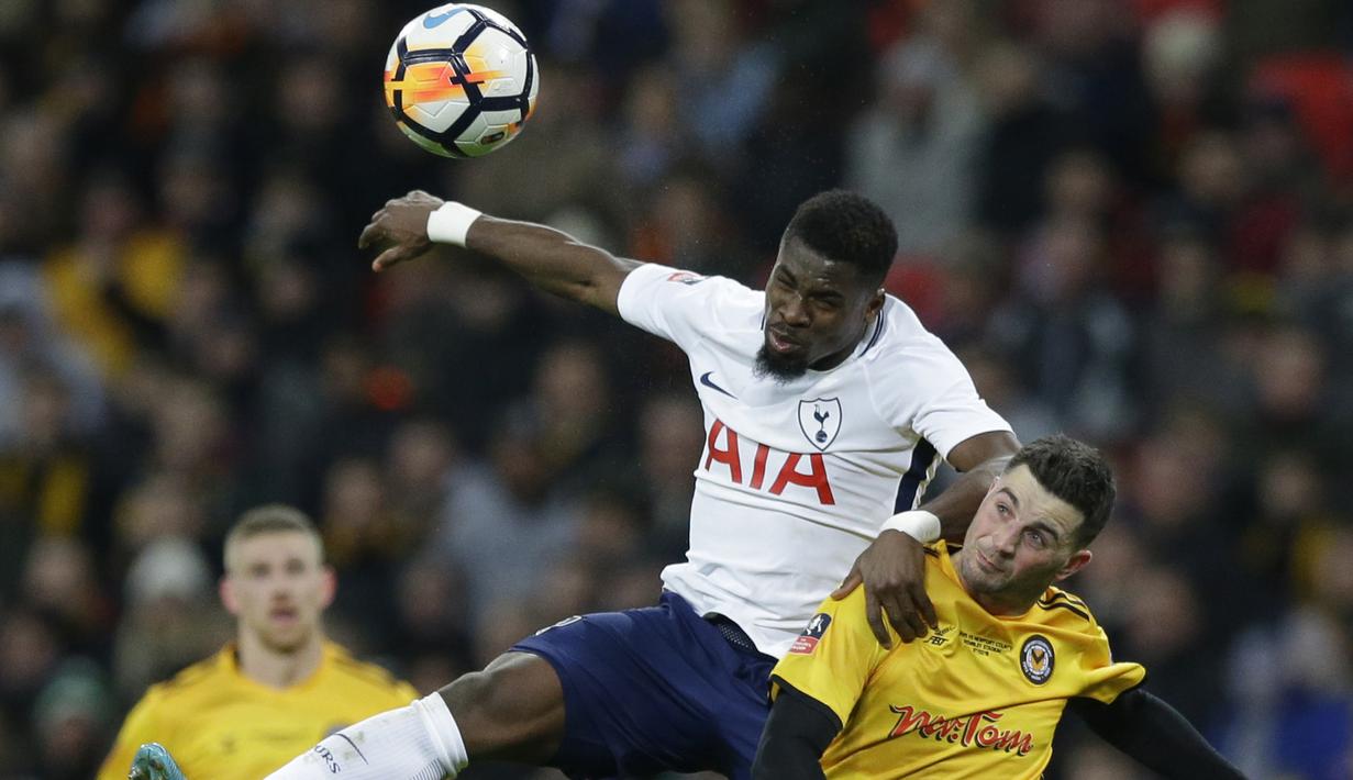 Aksi pemain Tottenham, Serge Aurier (kiri) saat melakukan duel dengan pemain Newport, Padraig Amond pada laga Piala FA di Wembley Stadium, London, (7/2/2018). Tottenham menang 2-0. (AP/Alastair Grant)