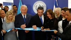 PM Israel Benjamin Netanyahu beserta istri dan Presiden Guatemala Jimmy Morales menyaksikan Ibu Negara Guatemala Hilda Patricia Marroquin memotong pita dalam upacara peresmian Kedubes Guatemala di Yerusalem, Rabu (16/5). (Ronen Zvulun/Pool Photo via AP)