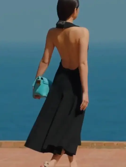 Ia menjadi penampilan terakhir dari koleksi Jacquemus, Jennie mengenakan gaun midi tanpa lengan dengan punggung terbuka, berbahan krep hitam dengan bagal hitam dan putih yang berputar-putar. [Foto: TeenVogue]