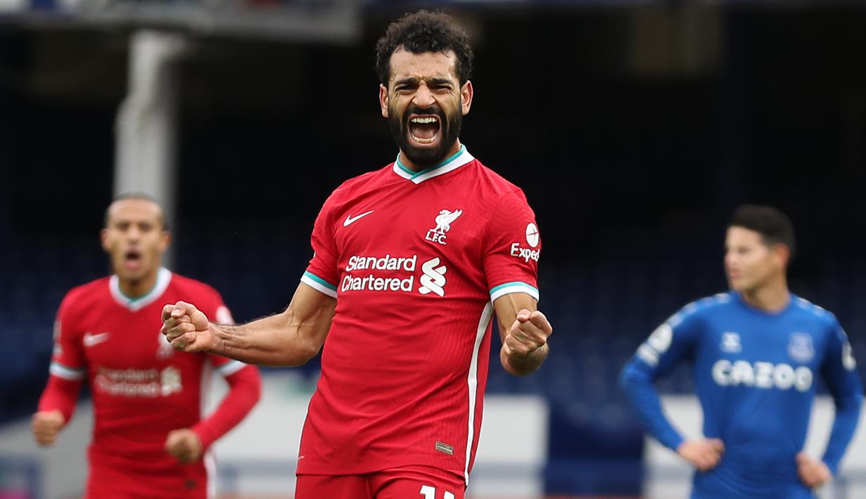 Gelandang Liverpool, Mohamed Salah, merayakan gol yang dicetaknya ke gawang Everton pada laga lanjutan Liga Inggris di Goodison Park, Sabtu (17/10/2020) malam WIB. Liverpool bermain imbang 2-2 atas Everton. (AFP/Catherine Ivill/pool)