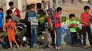 Sejumlah anak saat menjual sayur-sayuran dan buah-buahan untuk membantu keluarga mereka menghasilkan sedikit uang selama bulan suci Ramadhan di Gaza (19/5/2019). (AP Photo/Hatem Moussa)