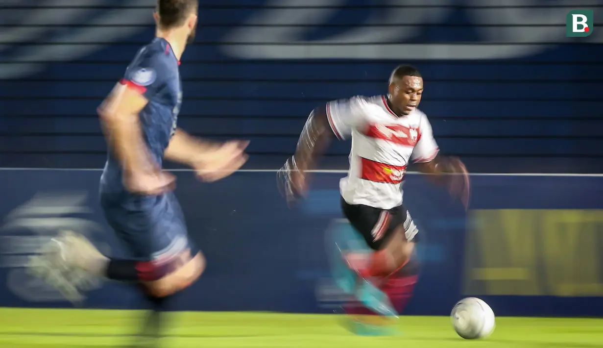 Laga baru berjalan dua menit, peluang emas sudah didapatkan Madura United. Lewat serangan balik, David Laly memberikan crossing matang ke mulut gawang Arema. (Bola.com/Bagaskara Lazuardi)