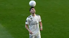 Pemain baru Real Madrid, Brahim Diaz mengontrol bola saat diperkenalkan di Santiago Bernabeu  (7/1). Diaz direkrut Madrid dari Manchester City dengan dana 17,3 juta euro (Rp 281 miliar) plus 7,3 juta euro (Rp 118 miliar). (AP Photo/Manu Fernandez)