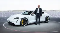 Wakil Presiden Pengembangan Sasis, Manfred Harrer bersama Porsche Taycan yang dirancangnya untuk debut pada 2019. (Porsche)