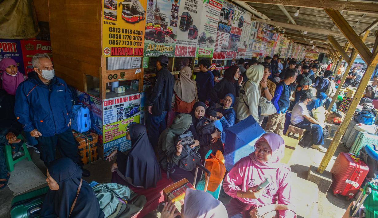 Para calon penumpang memilih berangkat lebih awal untuk menghindari kepadatan dan memanfaatkan penawaran tarif terjangkau. Tampak dalam foto, para calon penumpang menunggu waktu keberangkatan di Agen Bus Pondok Pinang, Jakarta Selatan, Sabtu (14/3/2026). (merdeka.com/Arie Basuki)