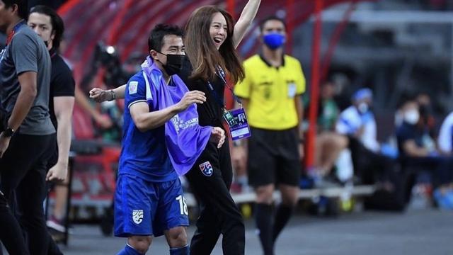 Madam Pang Bersama dengan Kapten Timnas, Chanathip Songkrasin.