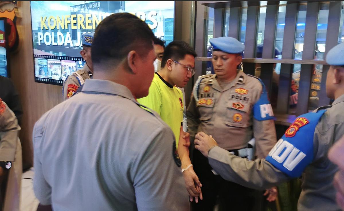Usai Ditetapkan Tersangka, Ini Tampang Resbob Tertunduk Lesu Pakai Baju Tahanan Hijau Neon