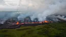 Pemandangan lava meletus dari celah dekat Pahoa saat erupsi yang sedang berlangsung di Gunung berapi Kilauea, Hawaii, 19 Mei 2018.  Seperti diketahui, Kilauea merupakan salah satu gunung berapi paling aktif di dunia. (U.S. Geological Survey via AP)