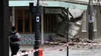 Seorang petugas polisi menutup persimpangan di mana puing-puing berserakan di jalan setelah gempa merusak sebuah bangunan di Melbourne, Rabu (22/9/2021). Gempa magnitudo 5,8 melanda dekat Melbourne dan guncangannya terasa di sejumlah wilayah di Australia pada Rabu pagi. (James Ross/AAP Image via AP)