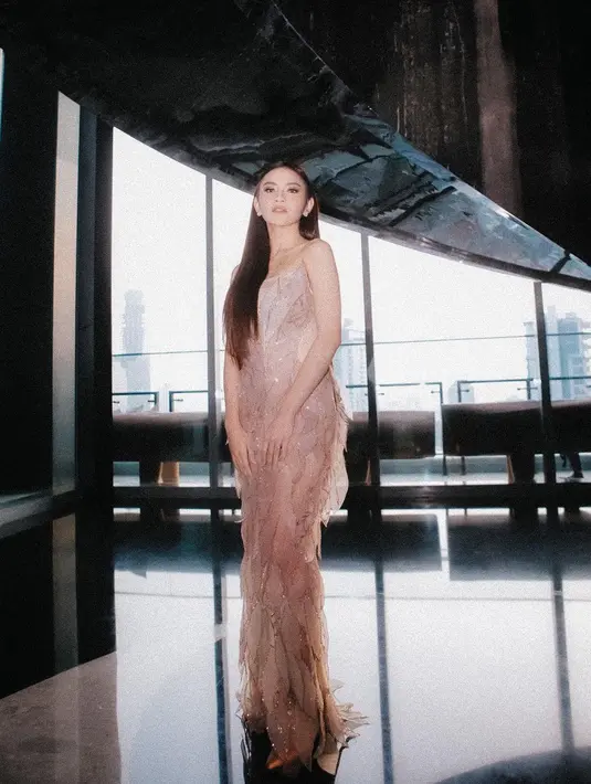 Mahalini Raharja terpilih sebagai salah satu penerima penghargaan Indonesia's Beautiful Women 2023. Di acara ini, Mahalini tampil luar biasa cantik mengenakan gaun berwarna rose gold. Strappy dress ini memiliki detail semi-trasnparan dipenuhi rumbai yang gemerlap, menciptakan tampilan elegan nan mewah. Foto: Instagram.
