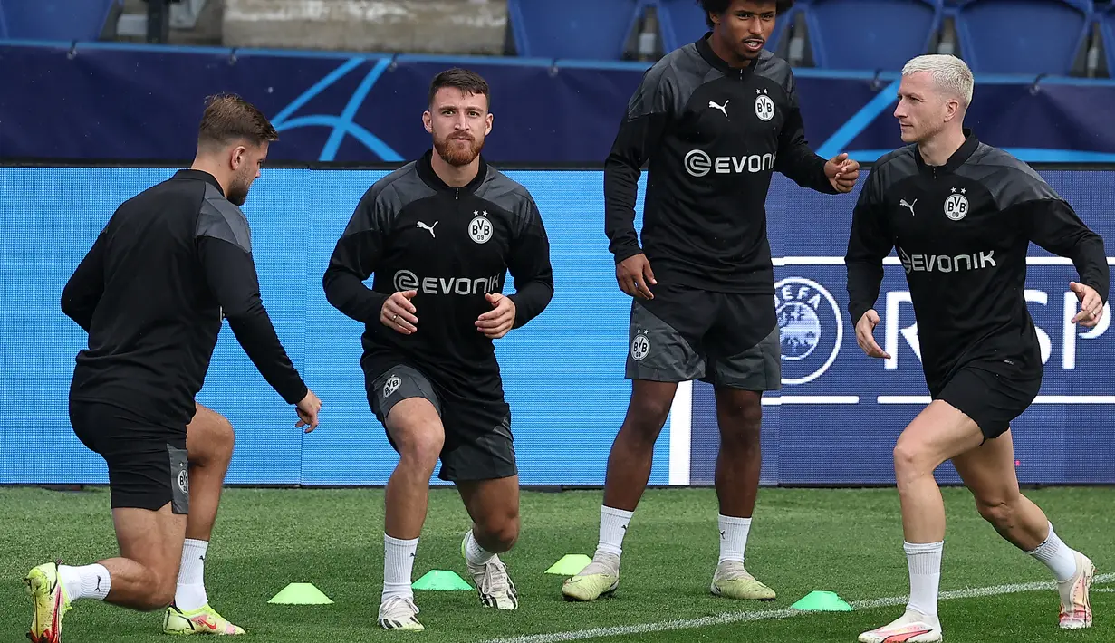 Penyerang Dortmund asal Jerman #11 Marco Reus (kanan) dan rekan satu timnya mengambil bagian dalam sesi latihan menjelang pertandingan Liga Champions 2023/2024 di stadion Parc des Princes, Senin (18/9/2023). (Photo by FRANCK FIFE / AFP)