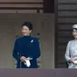 Kaisar Jepang Naruhito menyampaikan pidato didampingi Permaisuri Masako dan putri mereka, Putri Aiko (kiri ke kanan) di balkon Istana Kekaisaran di Tokyo pada tanggal 23 Februari 2024. (Tomohiro Ohsumi/POOL/AFP)