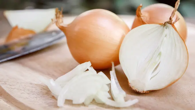 11 Manfaat Bawang Bombay untuk Kesehatan Rambutmu, Demi Cantik yang Sempurna