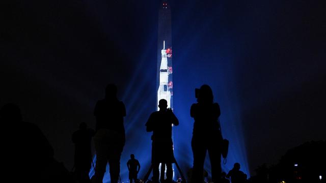 Monumen Washington Berubah Jadi Roket Saturn V
