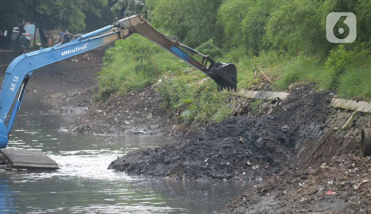 Sebuah alat berat mengeruk lumpur excavator mengeruk material endapan lumpur di kanal sungai perkantoran Kuningan Jakarta, Rabu (17/2/2021). Pengerukan dilakukan untuk memperlancar aliran air agar tidak terjadi pendangkalan yang mengakibatkan genangan air. (merdeka.com/Imam Buhori)