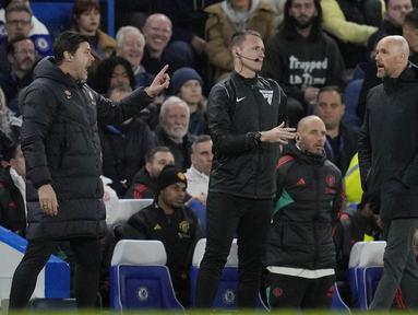 Pelatih Chelsea, Mauricio Pochettino, bersitegang dengan pelatih Manchester United, Erik ten Hag, pada laga pekan ke-31 Liga Inggris di Stadion Stamford Bridge, Jumat (5/4/2024). (AP Photo/Kin Cheung)