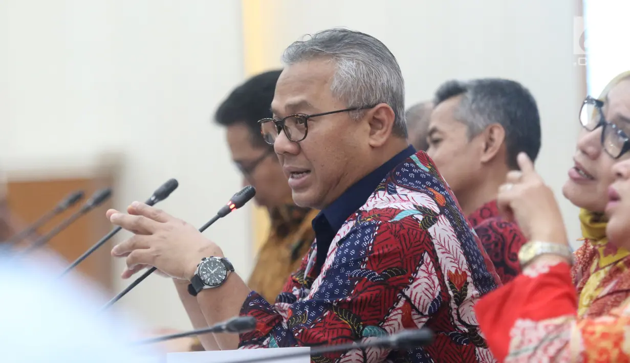 Ketua KPU RI, Arief Budiman (keenam kiri) memimpin pengundian dan penetapan penyiaran debat pasangan Calon Presiden dan Wakil Presiden Pemilu 2019 di Jakarta, Rabu (26/12). Lima sesi debat akan dilaksanakan di Jakarta. (Liputan6.com/Helmi Fithriansyah)